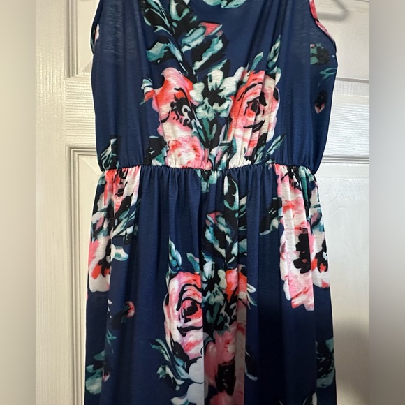 Women's Iffei Flowered Dress - Picture 3 of 6